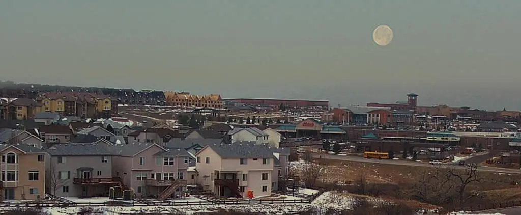 Highlands Ranch, Colorado skyline under a clear blue sky, showcasing the beauty of this suburban community.